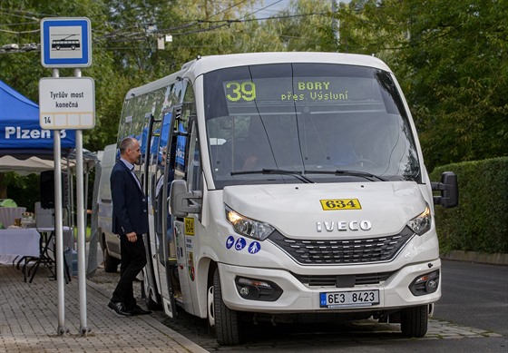 Krátký typ autobusu určený do špatně průjezdných míst bude v Plzni nově...