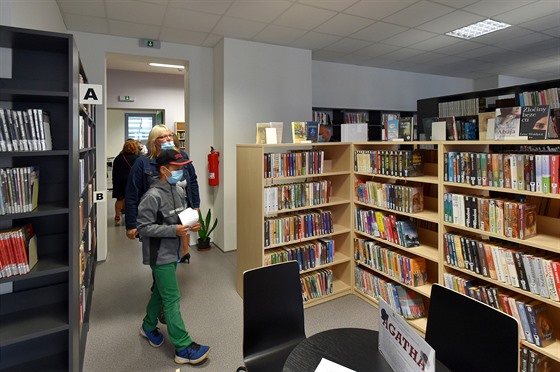 První čtenáři mohli zamířit do nové městské knihovny v Sokolově v úterý. Své...
