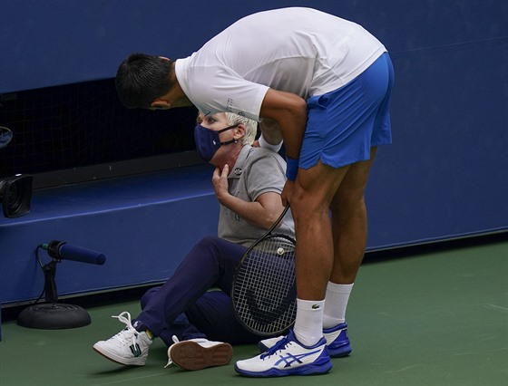 Srb Novak Djokovi v osmifinále US Open omylem trefil do krku árovou rozhodí,...