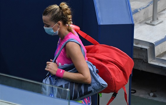 Petra Kvitová opoutí kurt po poráce v osmifinále US Open.