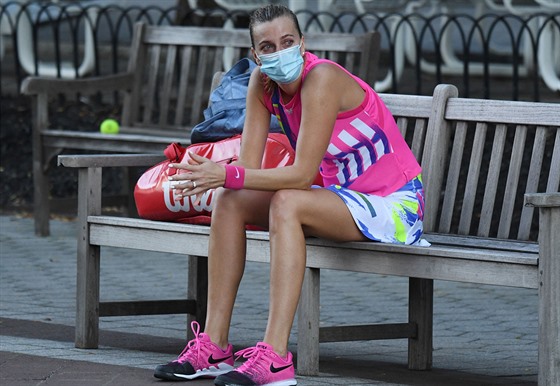 Zklamaná Petra Kvitová na lavice v areálu Flushing Meadows vstebává vyazení...