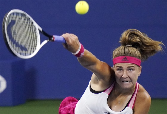 Karolína Muchová podává v osmifinále US Open.