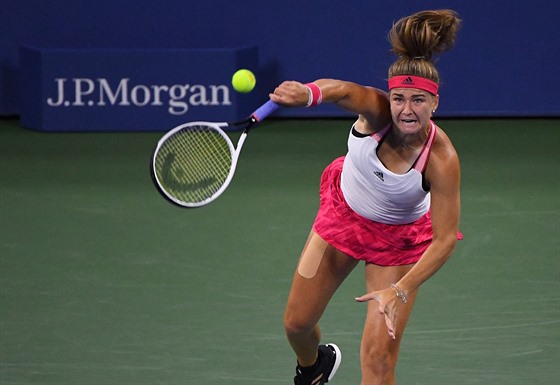 Karolína Muchová podává v osmifinále US Open.