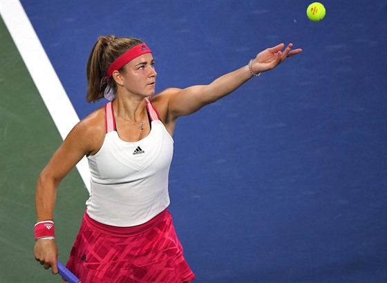 Karolína Muchová podává v osmifinále US Open.