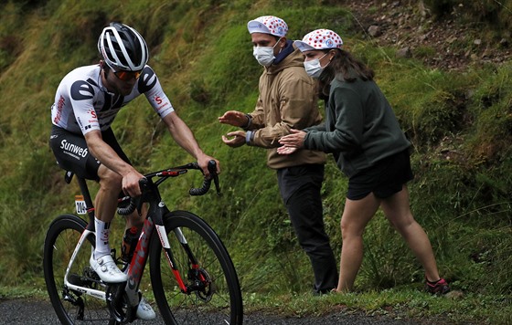 Diváci bhem 9. etapy Tour de France povzbuzují v úniku jedoucího výcara Marka...