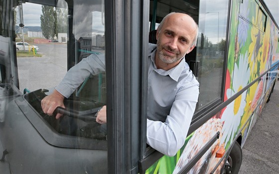 Jan Korytář řídí pestrobarevný autobus, který bude v rámci představení jeho...