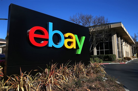 Logo eBay ped sídlem spolenosti v kalifornském San José.