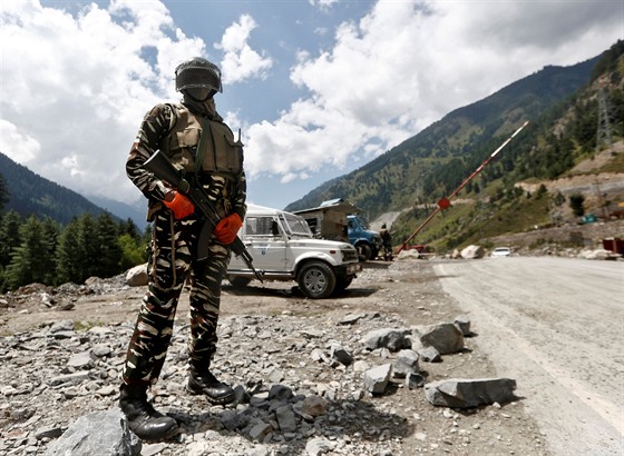 Indický voják stráí kontrolní stanovit v hornaté oblasti Ladákh v Himálaji....