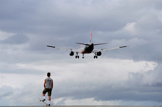 Na letiště v australské obci Bilinga přilétá letadlo společnosti Jetstar. (7....