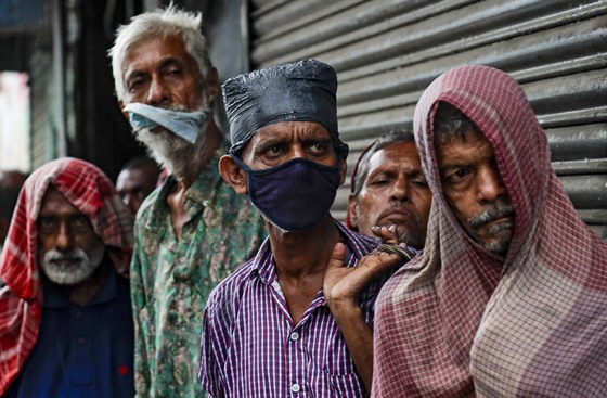 Lidé v nouzi čekající na příděl potravin v indické Kalkatě (26. srpen 2020)