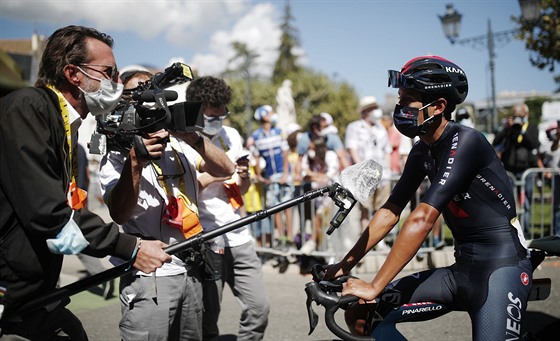 Egan Bernal odpovídá na dotazy noviná ped startem 5. etapy Tour de France.