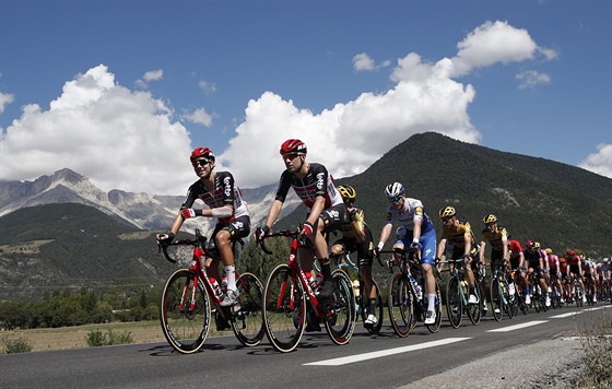 Jezdci Lotta Soudal Steff Cras a Frederik Frison thnou peloton bhem 5. etapy...