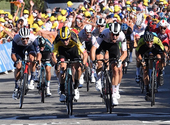 Wout Van Aert soupeí s Ceesem Bolem o vítzství v 5. etap Tour de France.