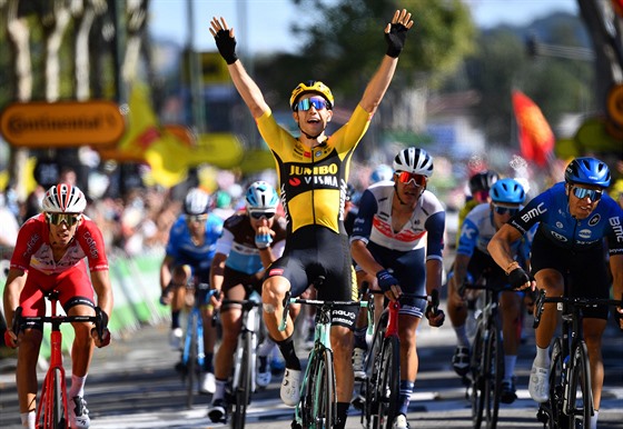 ZASE PRVNÍ. Wout van Aert se raduje z vítzství v 7. etap Tour de France.