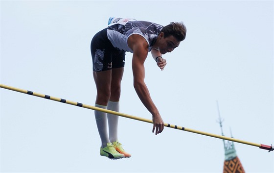 Armand Duplantis v souti tyka pi Diamantové lize v Lausanne.