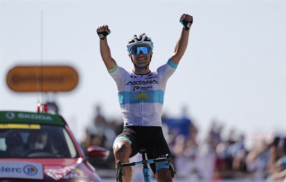 Alexej Lucenko vítzí po samostatném úniku v esté etap Tour de France.