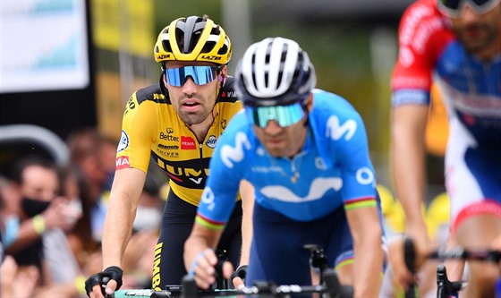 Tom Dumoulin v cíli osmé etapy Tour de France. Ped ním Alejandro Valverde.