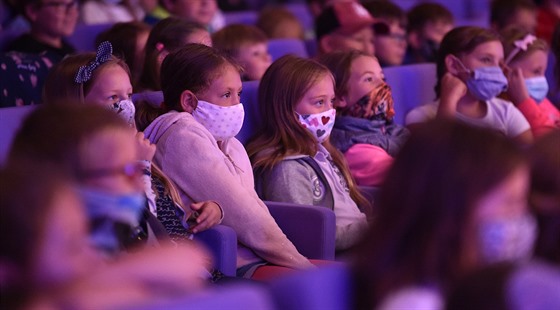 Děti v rouškách na zlínském filmovém festivalu