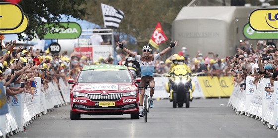 Nans Peters projídí vítzn cílem 8. etapy Tour de France.