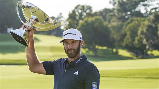 Americký golfista Dustin Johnson s trofejí pro vítze.