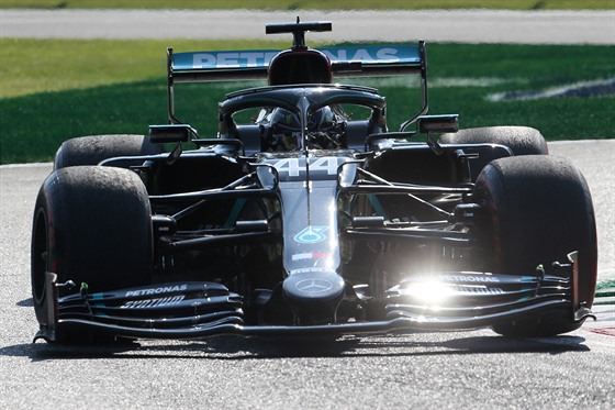 Lewis Hamilton z Mercedesu na okruhu v italské Monze