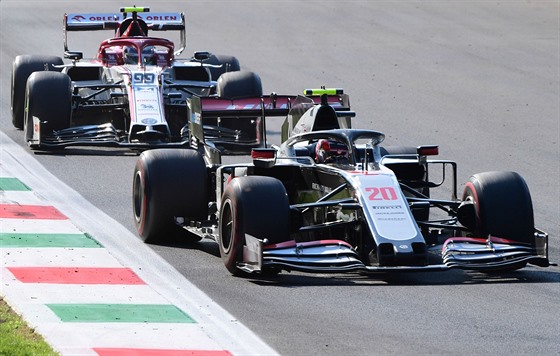 Kevin Magnussen z Haasu a Antonio Giovinazzi z Alfy Romeo na okruhu v italské...