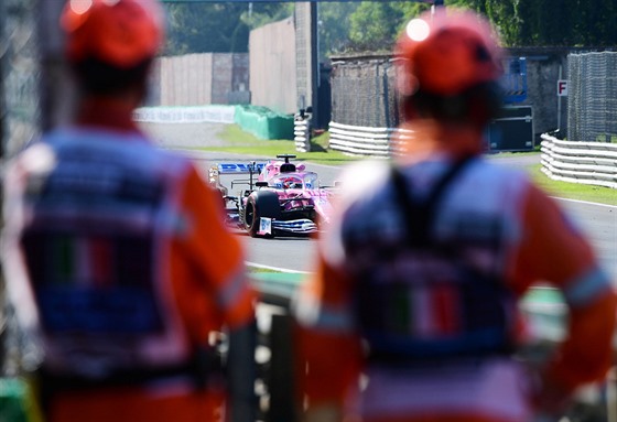 Sergio Perez z Racing Pointu na okruhu v italské Monze