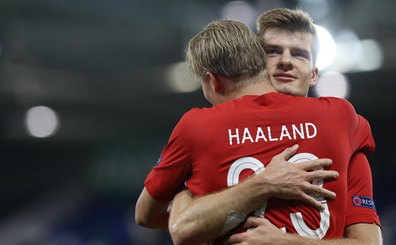 Norští fotbalisté Erling Braut Haaland a Alexander Sörloth se radují z gólu.