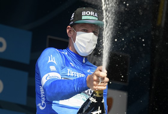 Pascal Ackermann se raduje z triumfu ve druhé etap  na Tirreno-Adriatico.