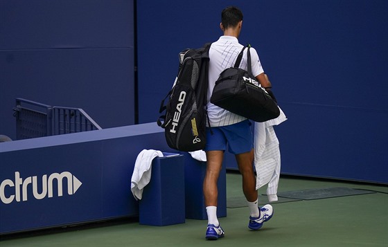 Srb Novak Djokovi opoutí kurt poté, co byl v osmifinále US Open z turnaje...