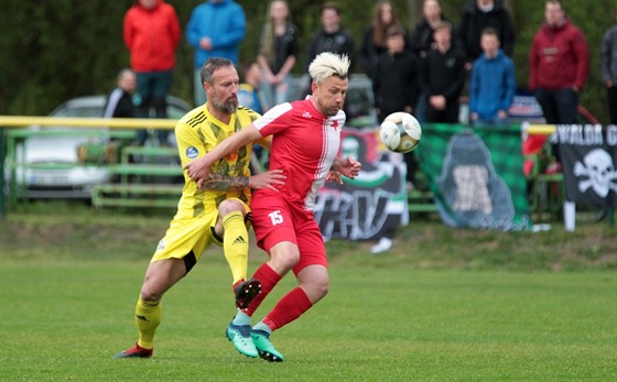 Martin Jiránek (vlevo) z Olympie Radotín a Marián Geo ze Slavie Karlovy Vary v...