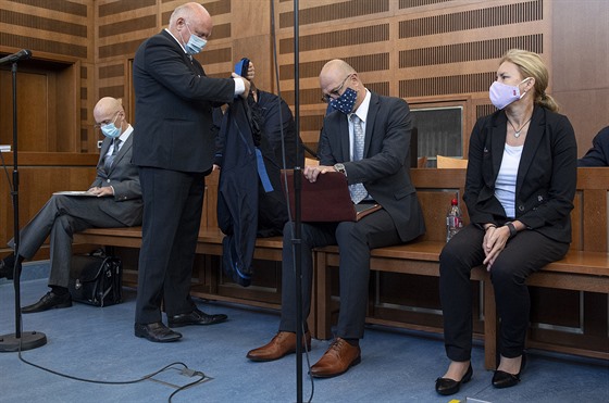 Soud tzv. krkonoské kauzy, v ní figuroval i Alan Tomáek (druhý zprava), snímek z roku 2020
