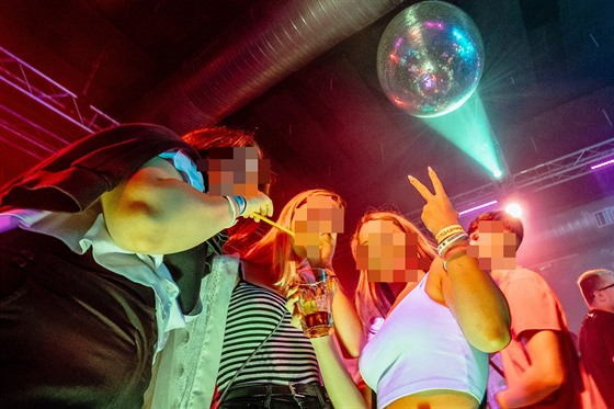 Noní ivot v Praze z pátku na sobotu. Mladí lidé se baví na párty v klubu. Na...