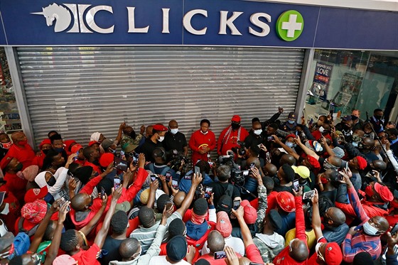 Lidé v Jihoafrické republice protestují ped lékárnou Clicks. Nelíbí se jim...