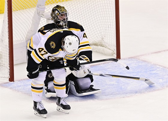 Zklamaní hrái Bostonu Torey Krug (vpedu) a Jaroslav Halák.