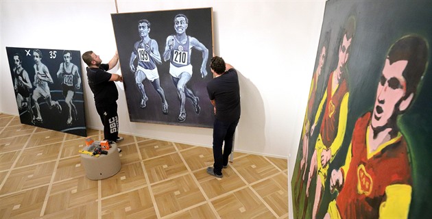 Instalace výstavy obraz Jiího Naeradského v chebské Galerii výtvarného umní.