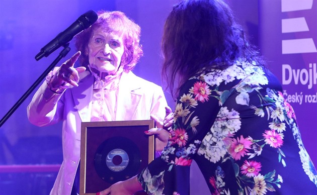 Zemřela Jiřina Fikejzová. Její texty zpívali Čeřovská, Rottrová či Gott