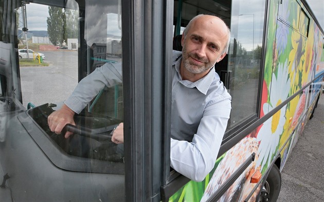 Jan Korytá ídí pestrobarevný autobus, který bude v rámci pedstavení jeho...