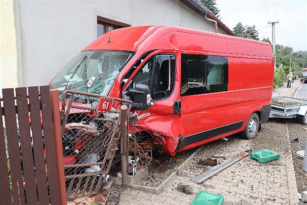 V Broumovské ulici v Náchod bouralo osobní auto a dodávka (7. 9. 2020).