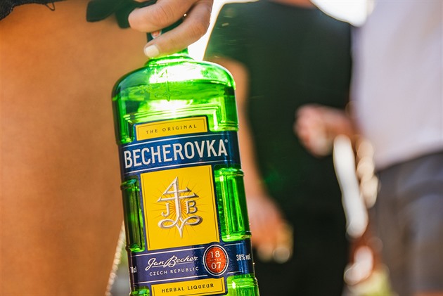 Francouzi se chtějí zbavit Becherovky. Zjišťují, jaký by byl o ni zájem