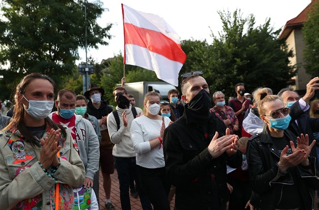 Před běloruským velvyslanectvím v Praze se protestovalo. Za svobodu projevu