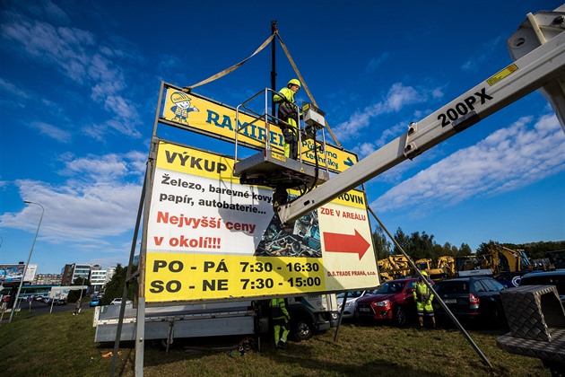 Odstraňování nelegálních billboardů v Radlické ulici, (7.09.2020)