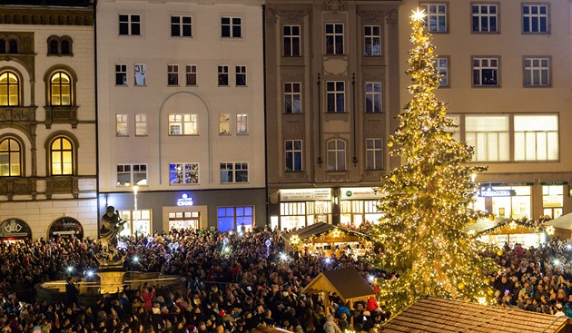 Olomoucké vánoní trhy kadoron lákají davy lidí, na snímku zahájení tch...