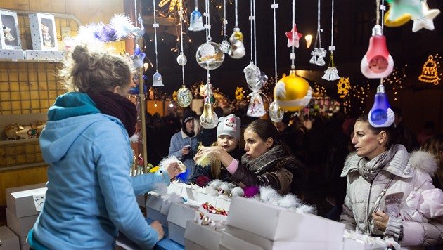 Olomoucké vánoní trhy kadoron lákají davy lidí na pun i stánky s rzným...