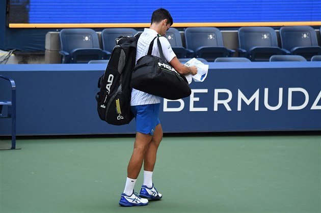 Srb Novak Djokovi opout kurt pot, co byl v osmifinle US Open z turnaje...