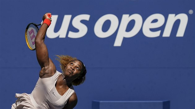 Serena Williamsov servruje v osmifinle US Open proti Sakkariov z ecka.