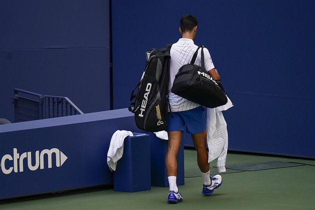 Srb Novak Djokovi opout kurt pot, co byl v osmifinle US Open z turnaje...