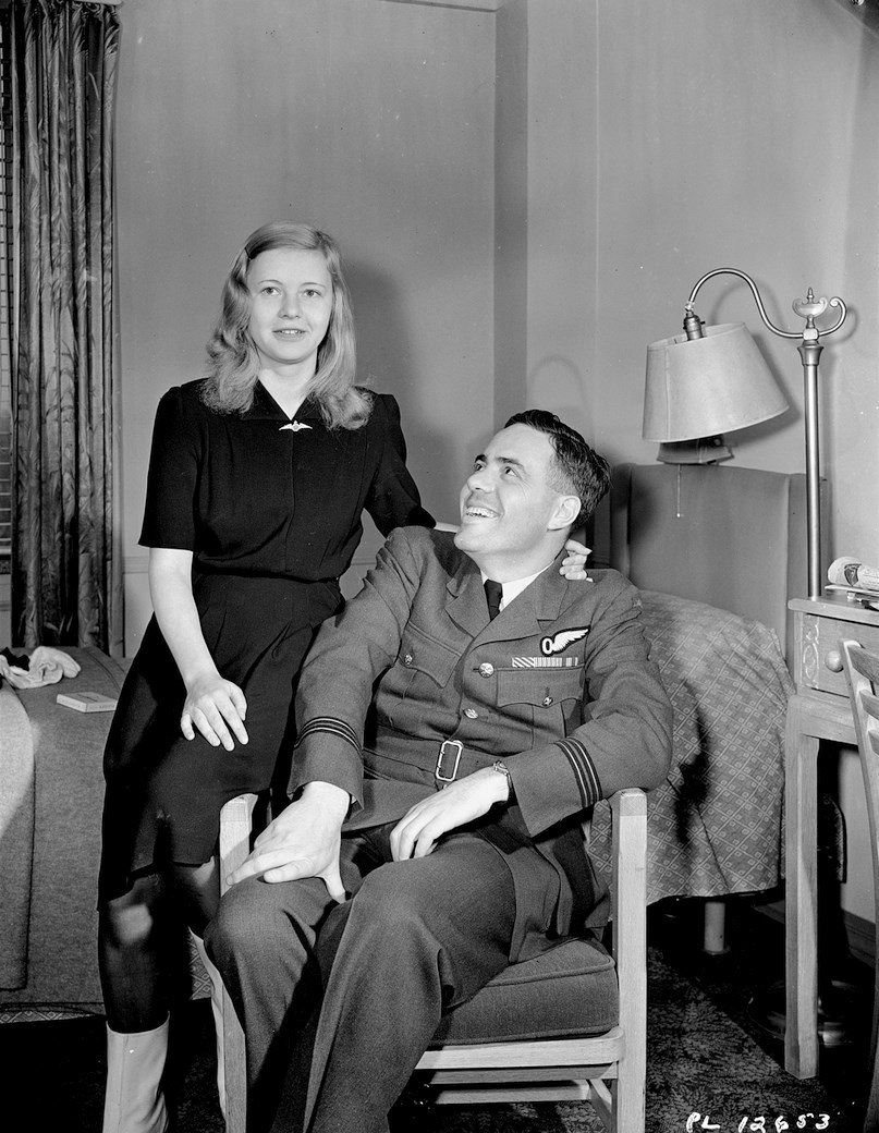 F/Lt Jan Gellner DFC s man�elkou Hertou v Ottaw� (5. prosince 1942)