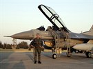 Turecký ministr obrany Hulusi Akar pózuje ve stíhace F-16. (2. záí 2020)