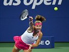 Karolína Muchová podává v prvním kole US Open.